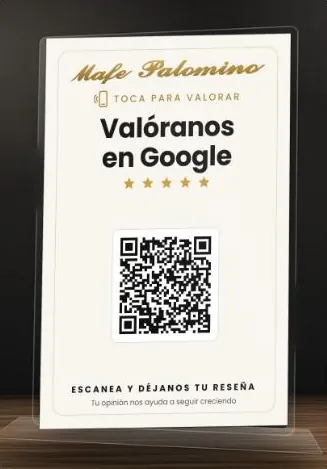 Hablador crema de Mafe Palomino con logo dorado: Valóranos en Google.